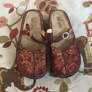 🔘 EUC - Alegria clog style- size 38 (7.5-8)